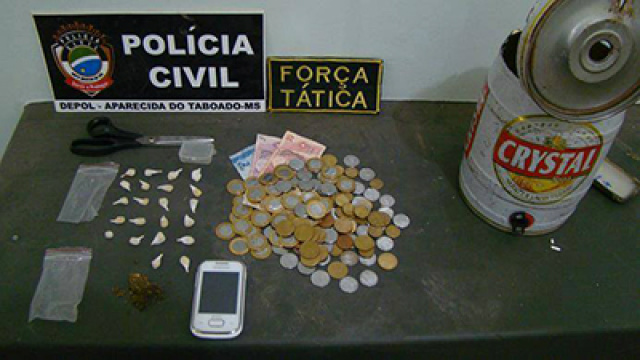 Polícia de Aparecida do Taboado apreende adolescente por tráfico de drogas Na casa do adolescente foram apreendidas mais 19 trouxinhas de crack, uma porção de maconha e dinheiro da venda dos entorpecentes (Foto: Divulgação)