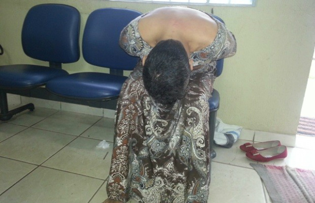 Homem, que cumpre pena por assalto, também usava roupas femininas (Foto: Reprodução/TV Anhanguera)