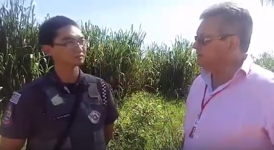 Segundo-tenente Rafael Liud Mizuagai, comandante do 3º Pelotão de Castilho, e jornalista Ricardo Ojeda, diretor do Perfil News. (Foto: Perfil News). 