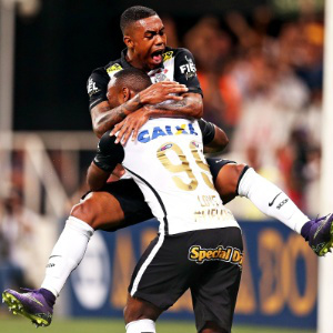 Love celebra com Malcom: Corinthians momentaneamente superou Cruzeiro/2003, o melhor da era dos pontos corridos com 72%. (Foto: UOL)