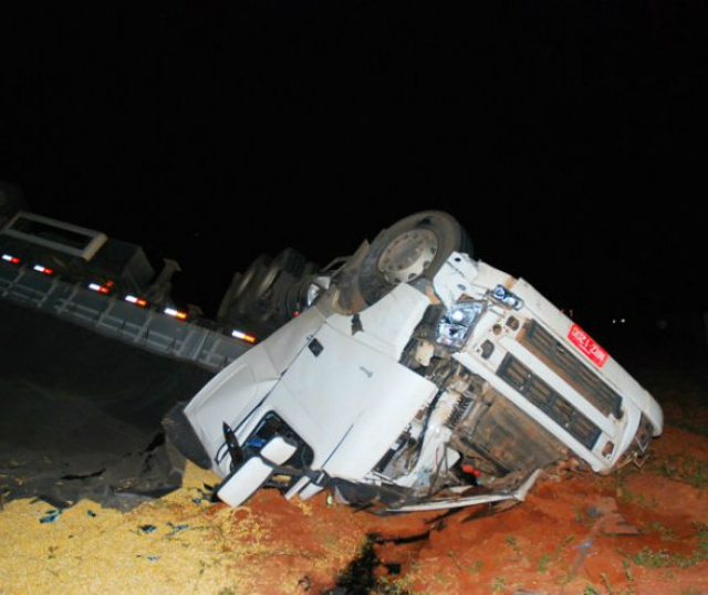 Acidente entre carreta e automóvel deixa quatro em estado grave Carga de milho ficou espalhada no local.
(Foto: Tiago Apolinário/Da Hora Bataguassu)