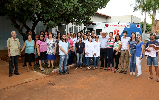 População de Arapuá recebe ambulância para atendimento da Unidade de Saúde Foto: Assessoria