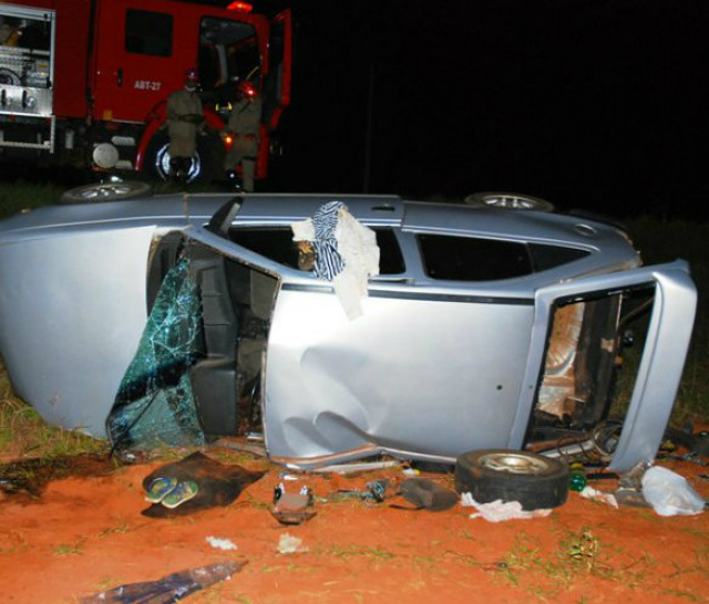 Acidente entre carreta e automóvel deixa quatro em estado grave Carro capotou depois de bater em carreta
(Foto: Tiago Apolinário/Da Hora Bataguassu)