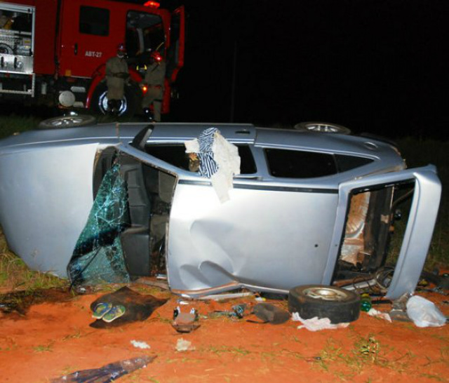 Carro capotou depois de bater em carreta
(Foto: Tiago Apolinário/Da Hora Bataguassu)