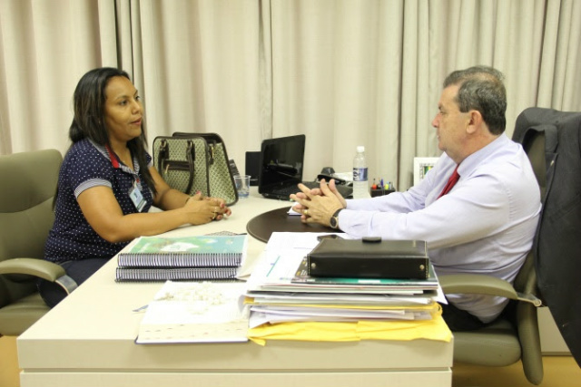 Vereadora de Três Lagoas traz reivindicações para o deputado Eduardo Rocha A vereadora Sirlene da Saúde esteve no gabinete do deputado estadual Eduardo Rocha. (Foto: Assessoria)