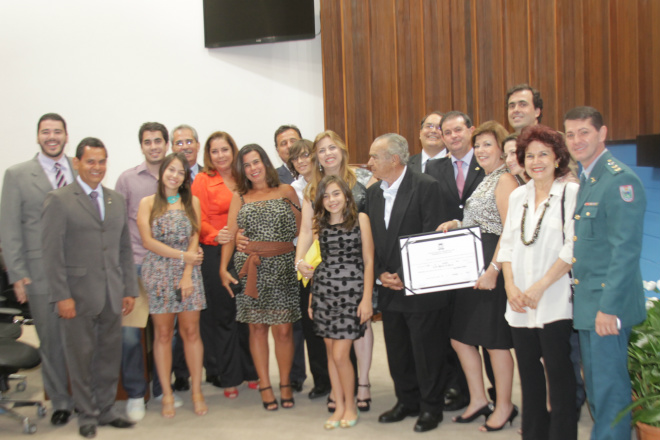 Familiares e amigos da família Garcia de Souza em pose oficial (Foto: Ricardo Ojeda)