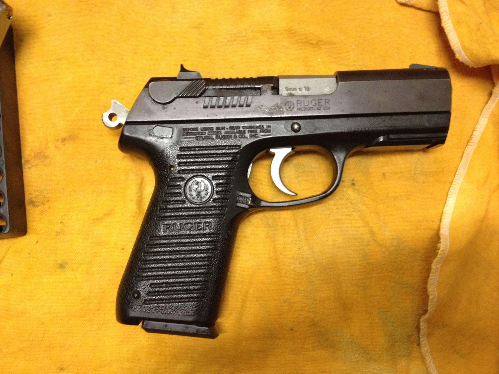 A pistola apreendida é de uso restrito das forças armadas e policiais (Foto: Divulgação)