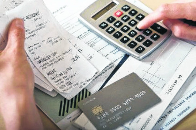 Maioria dos consumidores vai usar décimo terceiro para pagar dívidas Os números indicam elevação do endividamento dos consumidores por causa da redução da atividade econômica, elevação da taxa de juros e inflação mais alta. (Foto: Divulgação).