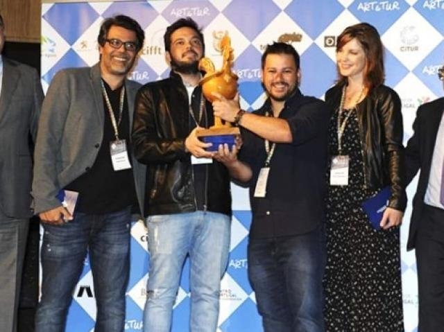 Marco Calábria e Bruno Nishino, proprietários do Estúdio Eureka Filmes, de Corumbá, ao receberem premiação junto com equipe. (Foto: Divulgação )
