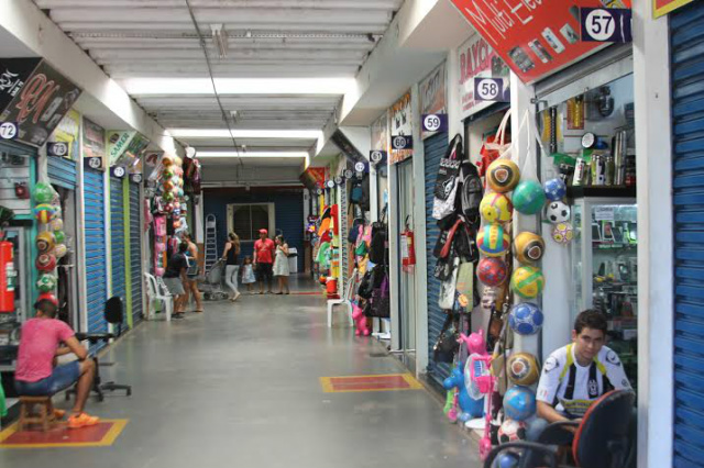 Possibilidade de aumentar poder de compras anima os comerciantes do shopping popular (Foto: Léo Lima)