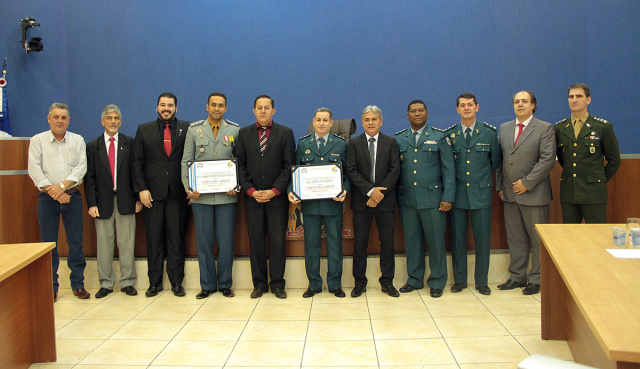Câmara homenageia militares com título de Cidadão Três-Lagoense Após receberam os títulos, os agraciados pelo Legislativo Municipal se reuniram para uma foto oficial do evento (Foto: Assessoria)