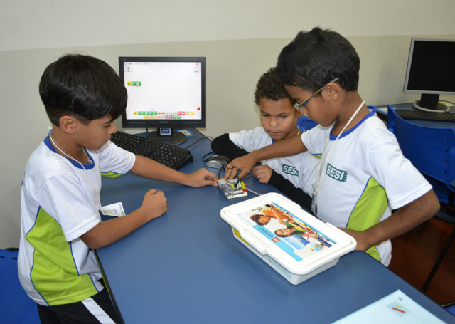 Sesi inicia na Capital aulas de robótica para crianças de 7 a 9 anos Esse programa extracurricular vai possibilitar às crianças da comunidade em geral a construção e programação de robôs elaborados com a metodologia Lego (Foto: Divulgação/Assecom)