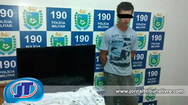 Jovem de 21 anos preso por furto, tem 31 passagens Os policiais notaram que o calçado do suspeito correspondia aos rastros deixados pelo autor no local do furto (Foto: Divulgação PM)