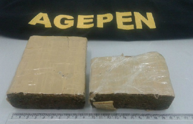 Agentes da Penitenciária de Três Lagoas flagram detento recolhendo droga arremessada pela muralha O tablete de maconha apreendido pelos agente totalizou 450 gramas. (Foto: Assessoria)