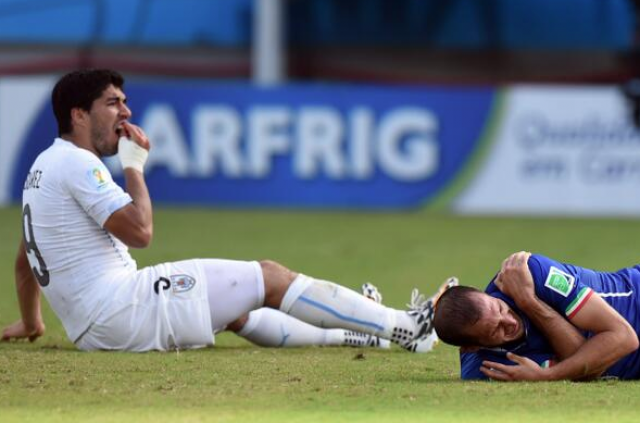 A federação internacional informou, por meio de nota, que Suárez deve responder a “aparente” violação dos artigos 48 e 57 do Código Disciplinar da Fifa, relacionados a má conduta e violência (Foto: Google Imagens)