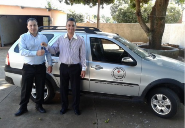 Lar de Idosos de Paranaíba recebe veículo Representantes do asilo e do Conselho da Comunidade (Foto: TJMS)