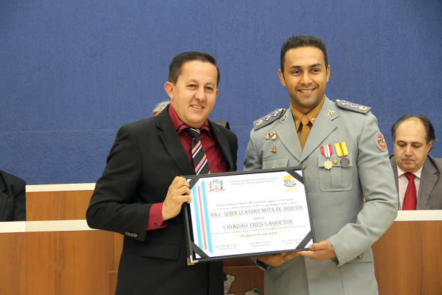 Câmara homenageia militares com título de Cidadão Três-Lagoense Osubcomandante do 5º grupamento do Corpo de Bombeiros, major Leandro Mota de Arruda foi o primeiro homenageado, recebendo o título das mãos de vereador, Gil do Jupiá (Foto: Assessoria)