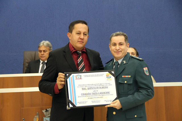 Câmara homenageia militares com título de Cidadão Três-Lagoense Natural de Fátima do sul o subcomandante do 2º BPM, major É;cio Almeida, disse que o título recebido é uma forma de reconhecimento pelo seu trabalho, dividindo o mérito com a instituição Polícia Militar (Foto; Assessoria)