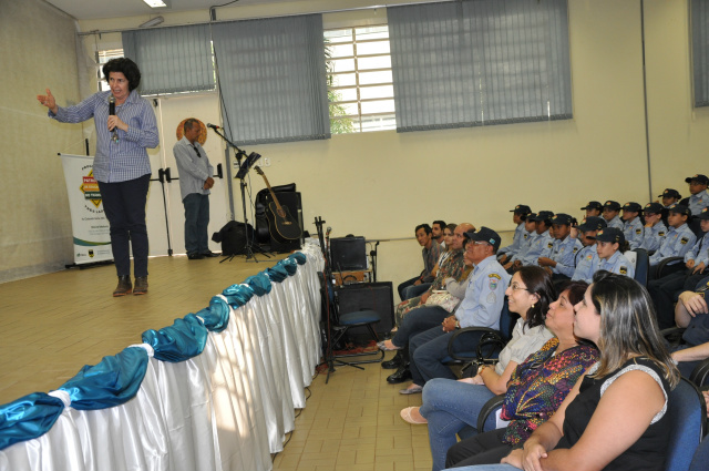 Na ocasião, foram entregues os novos uniformes aos alunos integrantes do Patrulha Mirim em parceria da empresa Fibria (Foto: Divulgação/Assecom)