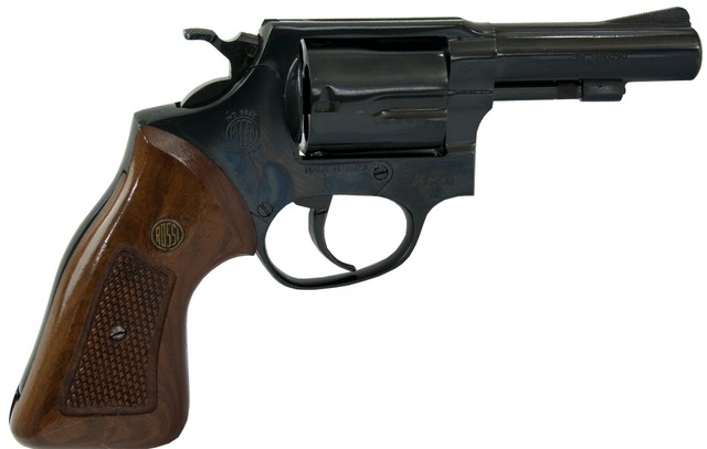 Revólver calibre 38 da marca Rossi é o semelhante que foi utilizado pelo engenheiro para torar a própria vida e da ex-mulher (Foto: Reprodução)
