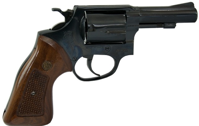 Revólver encontrado com engenheiro tinha quatro balas deflagradas Revólver calibre 38 da marca Rossi é o semelhante que foi utilizado pelo engenheiro para torar a própria vida e da ex-mulher (Foto: Reprodução)