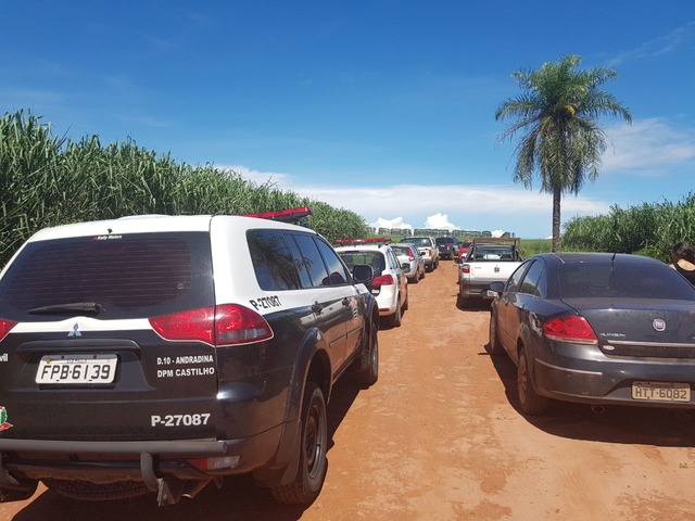 Viaturas das polícia de Mato Grosso do Sul e de São Paulo no local onde foi encontrado o corpo de Ottoni (Foto: Ricardo Ojeda)  