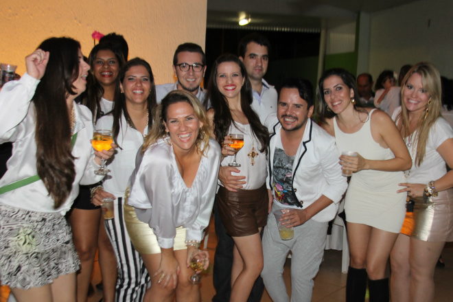 Festa de Flávia Guedes vira a madrugada Flavinha, da calça listrada faz pose com os amigos que curtiram até o dia amanhecer (Fotos: Álvaro Ojeda)