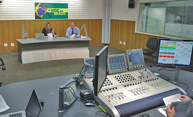 Estúdio de transmissão de A Voz do Brasil produzida pelo Poder Executivo, que tem 25 minutos. Outros 5 minutos são do Judiciário e mais 30 minutos do Poder Legislativo (Jefferson Rudy/Agência Senado)