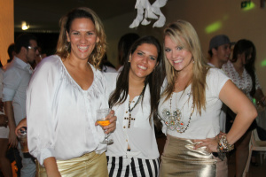 Festa de Flávia Guedes vira a madrugada Entre a irmã e Luana, Flavinha é todo sorriso para o fotógrafo