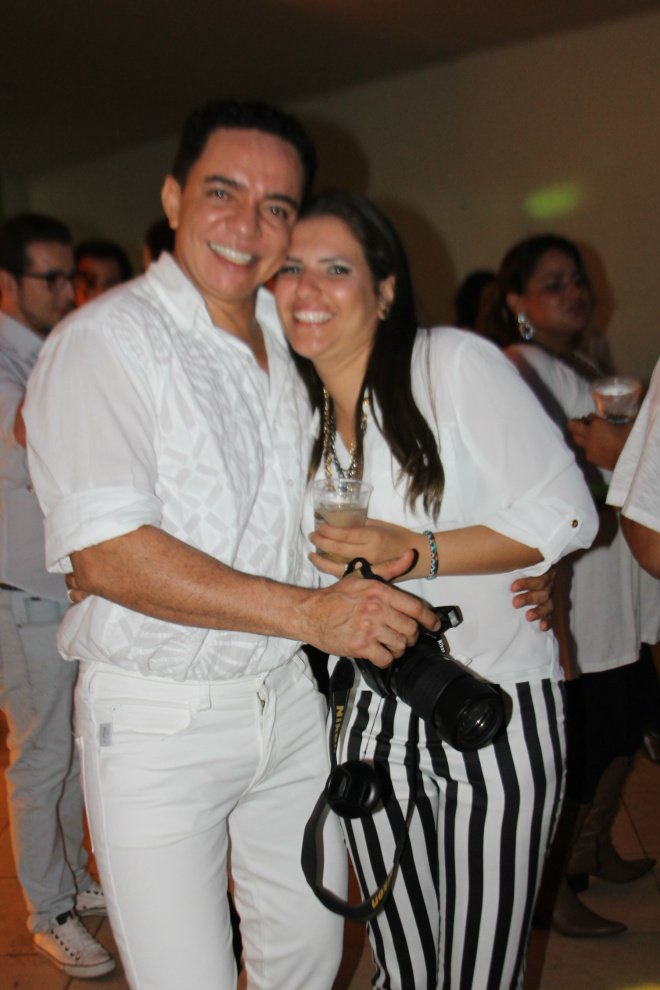 Festa de Flávia Guedes vira a madrugada O colunista social Dinho Costa também registrou a festa e fez questão de aparecer ao lado da aniversariante