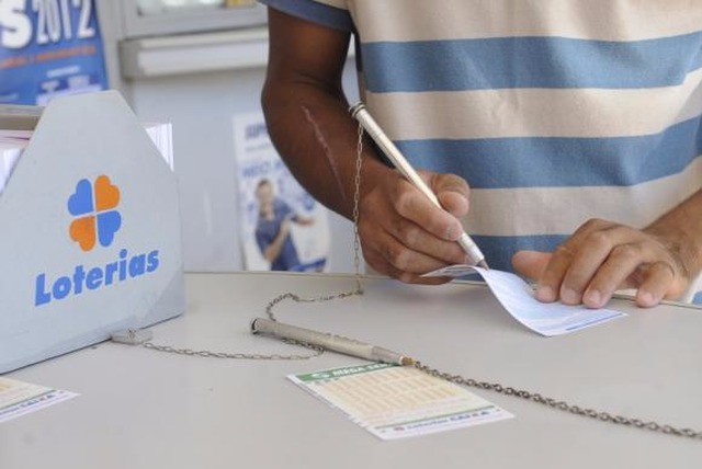 Mega-Sena acumula e prêmio pode chegar a R$ 40 milhões nesta quarta-feira Os apostadores poderão fazer seus jogos até as 19h (de Brasília) em qualquer agência lotérica do país. A aposta mínima custa R$ 3,50. (Foto: Arquivo/Agência Brasil)