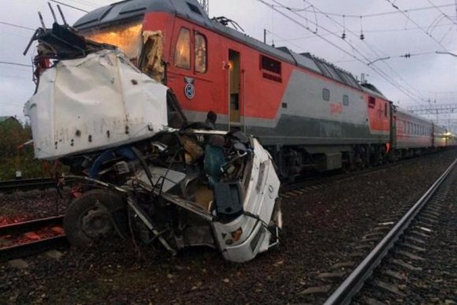 Trem se choca com ônibus na Rússia. (Foto:EFE/Russian Emergencies Ministry)
