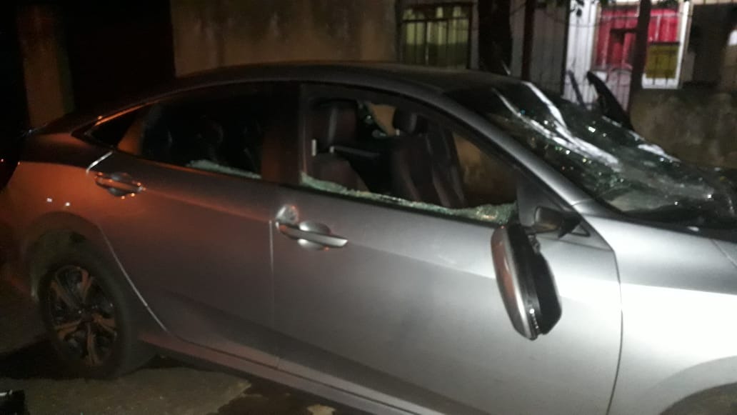 Bandidos assaltam agência do Sicredi em Coronel Sapucaia Carro ficou destruídos pelos tiros. Fotos enviadas por Whatsapp.