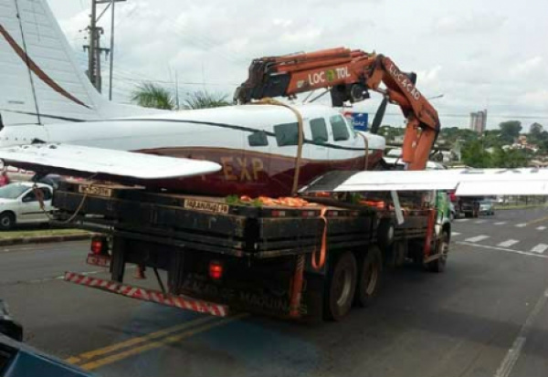 Avião supostamente perseguido pela FAB é encontrado Avião foi transportado para o campo da delegacia(Foto:Reprodução)