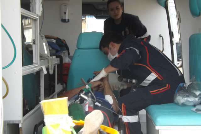 Após colidir caminhonete em motoneta idoso passa por cima das pernas do motociclista O motociclista foi colocado na viatura do SAMU e depois encaminhado para o hospital municipal (Foto: Max Millian)