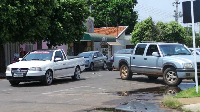 Sinalização confusa e estacionamento transversal são motivo de muitas reclamações dos motoristas. A foto mostra um flagrante. Para cruzar a via e visão do condutor é impedida pela caminhonete estacionada na esquina (Foto: Ricardo Ojeda)