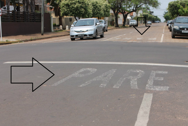 As setas apontam para duas sinalização no asfalto indicando que o motorista deve parar. Nesse caso, a quem pertence a via preferencial? (Foto: Patrícia Miranda) 