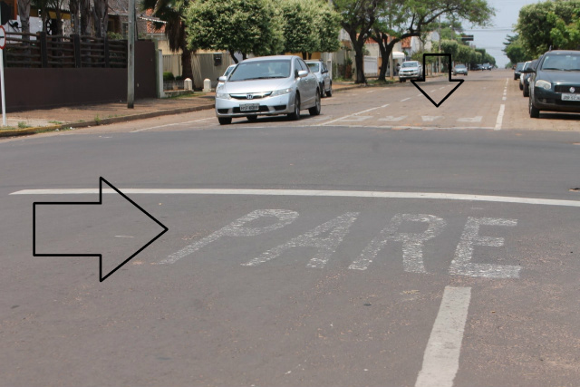 Sinalização confusa gera acidentes e reclamações de motoristas em Três Lagoas As setas apontam para duas sinalização no asfalto indicando que o motorista deve parar. Nesse caso, a quem pertence a via preferencial? (Foto: Patrícia Miranda)