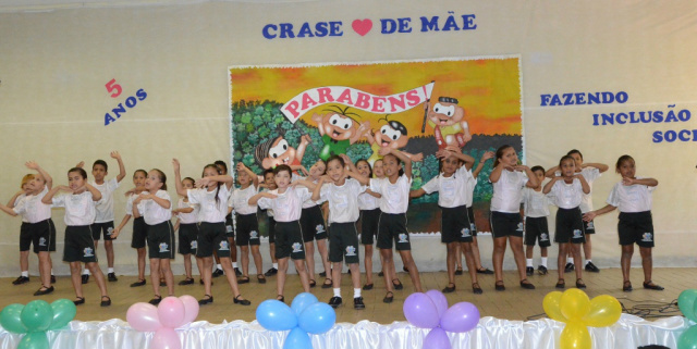 Prefeita participa da comemoração dos cinco anos do CRASE Para comemorar a data, alunos e professores prepararam diversas apresentações de música e dança que animaram a plateia (Foto: Divulgação/Assecom)