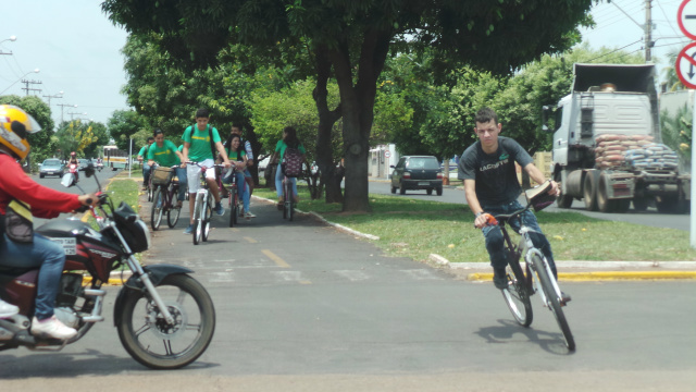Na avenida Filinto Muller existe uma ciclovia, porém. nem ciclistas e motoristas respeitam a preferencial dos usuários (Foto: Ricardo Ojeda)
