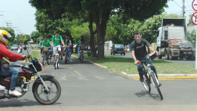Sinalização confusa gera acidentes e reclamações de motoristas em Três Lagoas Na avenida Filinto Muller existe uma ciclovia, porém. nem ciclistas e motoristas respeitam a preferencial dos usuários (Foto: Ricardo Ojeda)