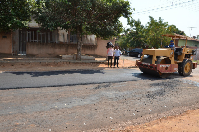 A prefeita e o secretário de Infraestrutura, Transporte e Habitação acompanharam na manhã desta quinta-feira (28), o andamento das obras de drenagem e asfalto de ruas do bairro Bela Vista e vistoriaram o serviço de aplicação do Concreto Betuminoso Usinado a Quente – CBUQ (Foto: Divulgação/Assecom)