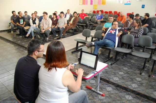 Docentes do IFMS de Nova Andradina paralisaram atividades por um dia Professores se reuniram no auditório da Escola Municipal João de Lima Paes (Foto: Germino Roz/Nova News)