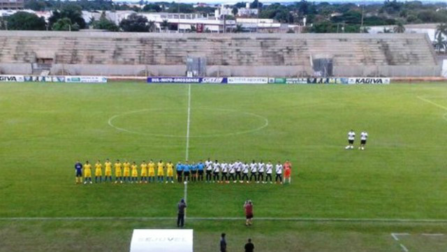 Misto vence o lanterna Cene por 2 a 1 no Madrugadão Os times, antes da partida começar no Madrugadão (Foto: G1 MS)