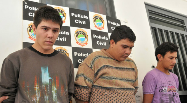 Vítima de estupro reconhece acusado e diz que ele se parece com cantor Justin Bieber Os acusados foram apresentados nesta quinta-feira (Foto: Valdenir Rezende/Correio do Estado)
