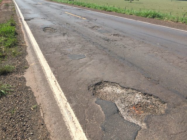 As imagens mostra os buracos encontrados em vários pontos da BR 262, no trecho que liga Três Lagoas a Água Clara que agora o Dnit garante estar fechados (Foto: Divulgação)