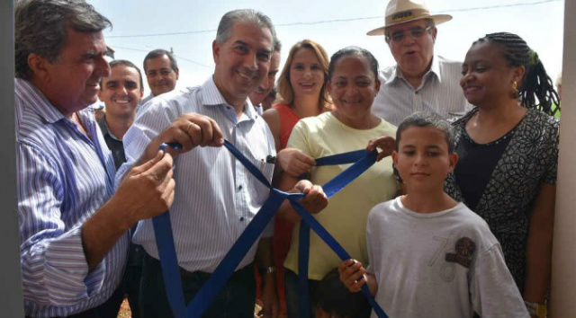 No Bolsão, governador entrega quase 100 casas e realiza sonho de famílias As moradias que foram inauguradas pelo governador Reinaldo Azambuja foram edificadas no bairro Jardim das Flores. (Foto: Divulgação)