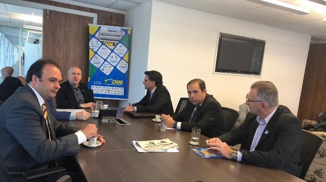 Prefeitos vão a Brasília pressionar Congresso em favor da pauta municipalista Segundo à direita, Rogério Rosalin durante a reunião (Foto/Assessoria)