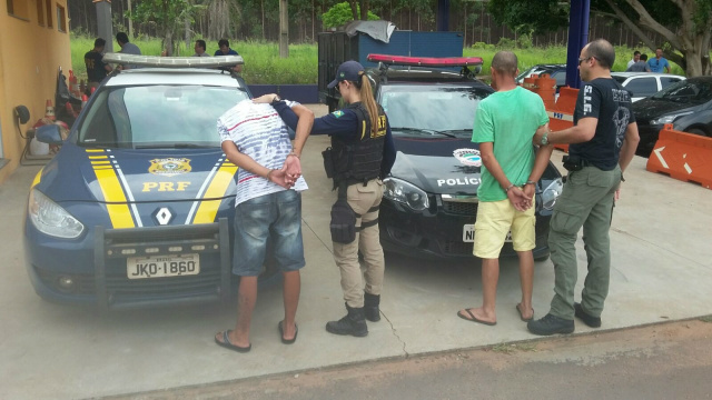 Os elementos Marcos Antônio Rocha (36) e Wiliam Rocha Santos, seguiam de táxi entre Água Clara a Três Lagoas quando foram abordados pelos policiais (Foto: Assessoria PRF) 