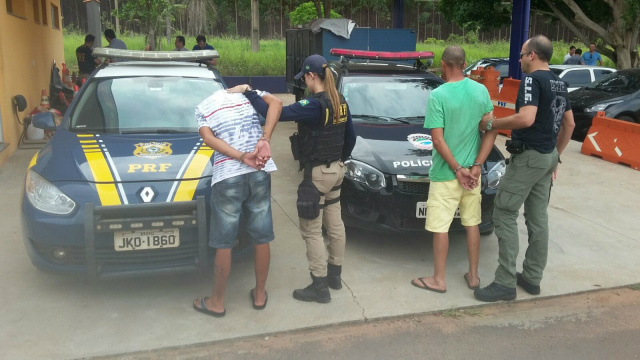 Assaltantes de ônibus são presos durante operação conjunta da PRF e Civil Os elementos Marcos Antônio Rocha (36) e Wiliam Rocha Santos, seguiam de táxi entre Água Clara a Três Lagoas quando foram abordados pelos policiais (Foto: Assessoria PRF)